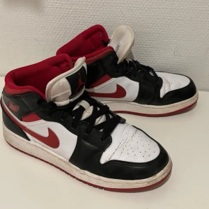 jordan 1 mid - säljer dessa sjukt snygga skorna i strl 39 😍 de är i fint skick men syns att de är använda, kan tänka mig att diskutera priset 😊 har tyvärr inte kvar varken skolåda eller kvitto.
