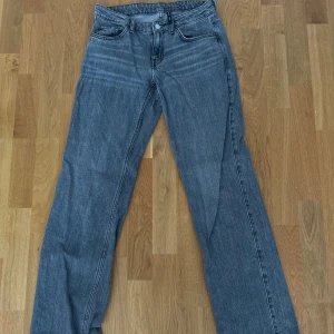 Low Waist jeans - Säljer ett par superfina grå jeans ifrån Weekday i modellen ”arrow”. Dem är low waist och raka i modellen. (Obs, Den sista bilden är inte i samma färg, fast i samma modell.) Storlek: w27 l32. Nypris: 590kr. Säljer för: 250kr!