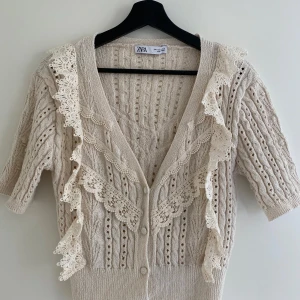 Kofta med broderier - Kofta med broderier från zara. 