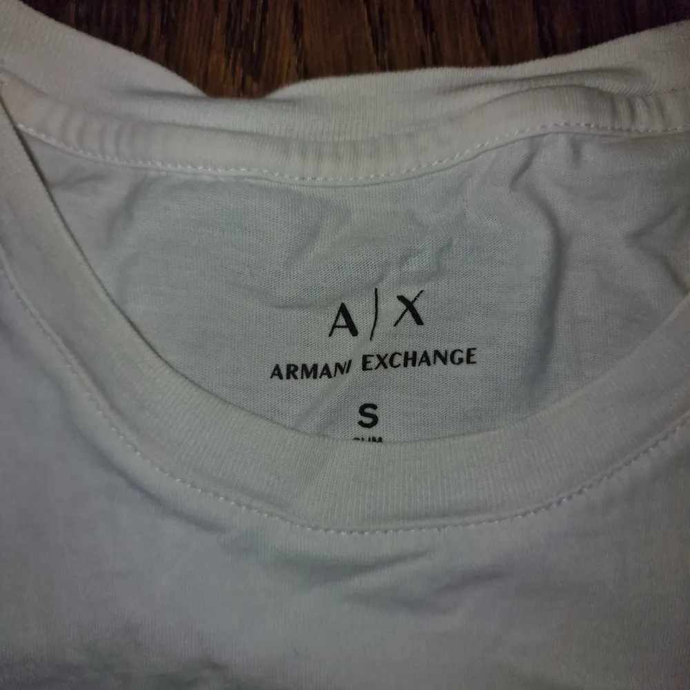 Säljer denna Armani Exchange T-Shirt som jag aldrig använder längre. Den är i Storlek S. Säljer för 149:-. T-shirts.