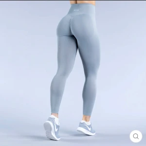 Dfyne - Dfyne dynamic leggins i strl M i färgen light stroke grey. Passar mig som vanligtvis har S i tights, nyskick!