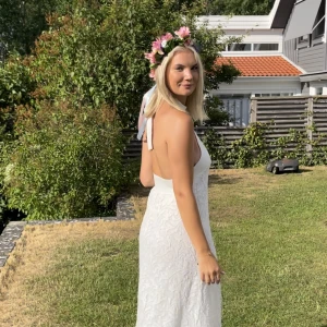 Vit halterneck klänning i spets - Jättefin halterneck klänning i spets från Zara