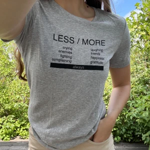 Gråmelerad t-shirt med tryck - Gråmelerad, cool t-shirt med svart tryck från Forever 21. Storlek: S. Material: 60% bomull + 40% modal. Nyskick! :)