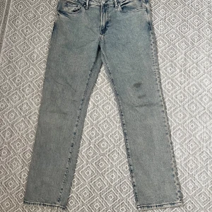 Zara jeans - Straight fit Zara jeans till salu, använd fåtal gånger, super skick som ny. Passar dem som brukar ha 32/32 ( runt 177-180cm)    Originalpris 399  Säljer för 229 dock