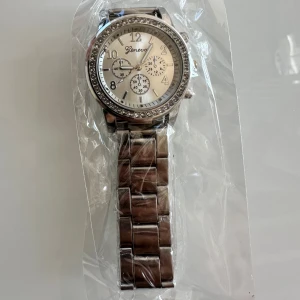 Klocka  - En vacker klassisk serie som skiner och glittrar✨ . Du bär denna fina klocka både till vardag och fest och är också en fin och uppskattad present