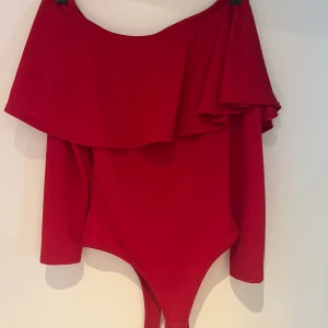 Body  - Säljer denna röda bodyn då jag aldrig använt den. Den är väldigt fin och passar till både vår och sommar.