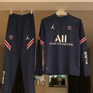 Hej! Jag säljer nu min PSG-Tracksuit då den är för stor för mig. Har aldrig använt den, bara testat. Den är perfekt för alla årstider sommar/höst/vinter/vår. Om ni har några funderingar, frågor eller vill se mer bilder så är det bara att höra av sig🥂