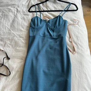 Blå klänning  - Jättesöt blå klänning. Miniklänning. 