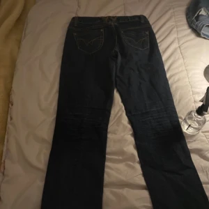 Jeans - Snygga jeans me snygga bakfickor, säljer pågrund av att de är för stora! Midjemåttet är 36💞 pris kan diskuteras 