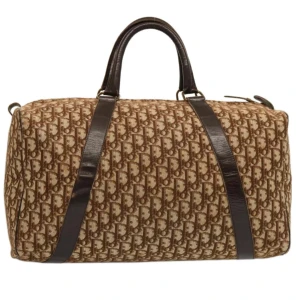 Christian Dior Boston väska - Christian Dior Trotter Boston-väska. Med en klassisk och tidlös design kommer denna väska att passa alla tillfällen. Perfekt för att lägga till en touch av lyxstil till vilken outfit som helst!