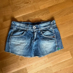 Jättefin jeanskjol  - Jötte fin lågmidjad jeanskjol, säljer då den är för stor för mig 