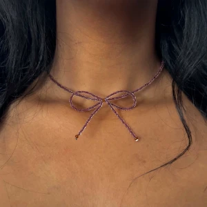 Pärlhalsband / Coquette / Rosett - Handgjort pärlhalsband aldrig använt! Handmade beaded necklace, never used!  Skriv om du vill ha den i en annan färg Send me a message if you want it in a different color 