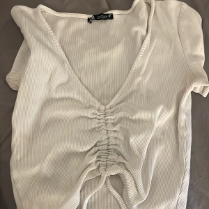 Topp  - Lägger ut en vit topp från Sara urringad kortärmad 