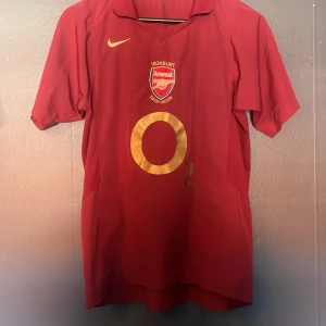 Henry Arsenal tröja från 2005-2006 - En fin och slit fri arsenal tröja med skick 10/10 andvänd fåtal gånger pga att jag har växt ut den. Pris kan även diskuteras! 