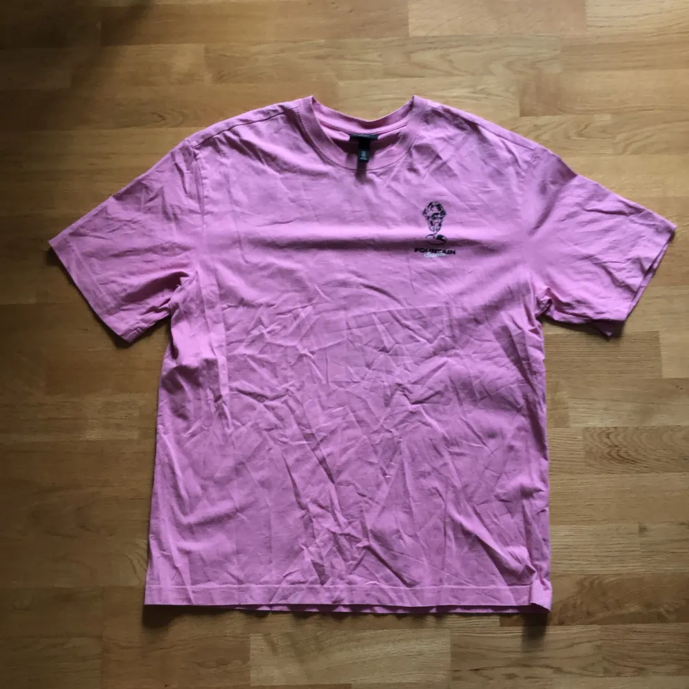Snygg T-shirt med tryck som är sparsamt använd från HM. Köpte för cirka 300kr. T-paidat.