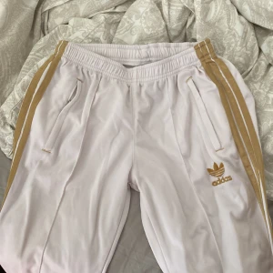 Adidas track  - Vit och gullig adidas byxor i M-L