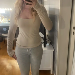 Långärmad bikbok - Söt långärmad från bikbok med urringning💛(står M men passar mig som har s och xs!)