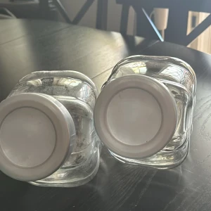 Glasbehållare - Bra till mjöl, socker och pasta mm. En av dom i jättefint skick och den andra lite sämre skick då det varit socker i den.