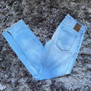 Replay anbass  - Hej! Säljer nu dessa Replay anbass👖 Jeansen är i storlek w30 L 32📏 Priset är ej hugget i sten!💸 Om du vill ha liknade i olika storlekar kan du gärna kolla in våra andra annonser Jeansen tvättas såklart innan den skickas!☀️💦🧺🫧