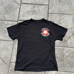 Corteiz tee  - Tjena säljer en riktigt snygg corteiz tee. 110% äkta digitalt kvitto finns.  Skick: 10/10 Storlek: M Om du har några frågor,funderingar eller vill ha fler bilder så är det bara att skriva till mig.