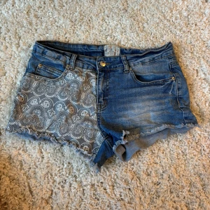 Lågmidjade shorts - Jättefina Lågmidjade jeansshorts med cool detalj!