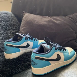 Jordan 1 Low - Helt nya jordan 1 skor som aldrig har använts i storlek 38. Inga skador. Skriv för fler bilder. (Äkta)🩵