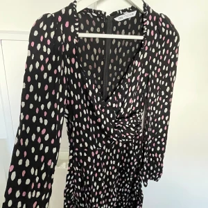 Klänning från zara  - Superfin klänning, xs, dragkedja i ryggen 