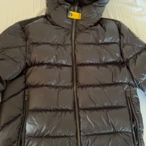 Parajumper jacka  - Säljer min parajumper jacka för att den inte kommer till användning längre. Säljer den för 5000, eftersom att jag köpte den för 6500 och den är knappt använd. Det är en man model men på mig som är tjej funkar den precis lika bra. Den är i nytt skick.