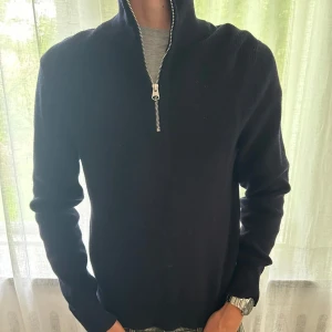 Stickad Arket tröja - Vi säljer nu denna stickade half-zip från Arket i storlek S men passar M. Skick: 7,5/10 Storlek på modellen: 185cm och väger 75kg Nypris: 990kr Vårt pris: 479kr 