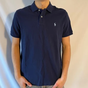 Ralph lauren piké  - Tjena! Säljer nu denna väldigt snygga pikén som är ifrån Ralph Lauren• Skick 9/10 • Storlek M• Modellen på bilden är 184cm • Vårt pris : 549kr • Hör gärna av er via pm vid frågor eller funderingar;