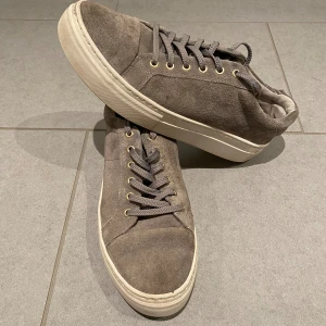 Vagabond sneakers - Säljer ett par vagabond sneakers som används men är i fortsatt bra skick. Storleken är 40 och i färg grå🩶. Vårt pris är 399kr istället för 1400kr🥂 Kom och köp😀
