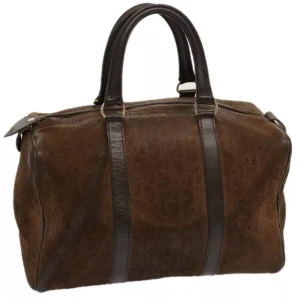 Christian Dior Boston bag - Christian Dior Trotter Boston-väska. Med en klassisk och tidlös design kommer denna väska att passa alla tillfällen. Perfekt för att lägga till en touch av lyxstil till vilken outfit som helst!