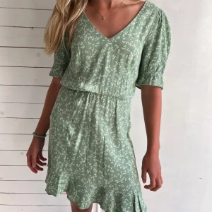 & Other Stories klänning - Sötaste sommarklänningen från & Other Stories i storlek 38. Endast använd en gång! 🤍☘️