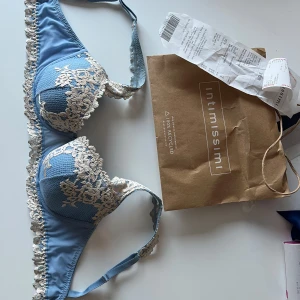 Ny intimissimi BH - Ny intimissimi BH i storlek 75B, kvitto och originalpåse finns. Superfin färg och populär modell, balconett. Originalpris 500kr