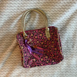 Leopardmönstrad väska - Rosa och guldig leopardmönstrad väska med supergulliga detaljer! Aldrig använt!