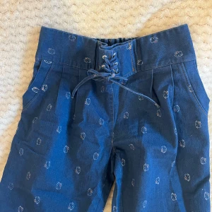 Hello kitty jeans - Korta jeans med hello kitty tryck. Köpta i Finland men aldrig använda!