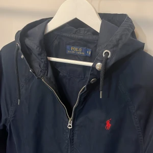 Ralph Laurent jacka  - Snygg jacka från polo Ralph Laurent i bra skick storlek S men lite mer mot M hållet. Tveka inte på att höra av er vid flera frågor 🙌 181cm 70kg
