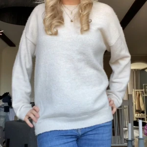 Stickad tröja - En jättefin stickad tröja ifrån Gina Tricot! Den är beige i strl 170 och passar mig som vanligtvis har XS eller S 💞💞 Den är i jättebra skick då jag bara har använt några få gånger🥰