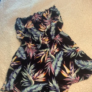 Topp/va??? - Den här är Såå fin men för att få in med nytt så behöver jag sälja den. Dock så har den lixom ett par shorts och en topp som sitter ihop vet inte vad man ska kalla det