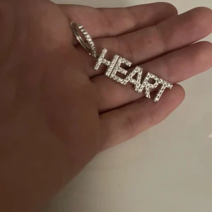 Ioaku örhängen  - Ett fint örhänge från Ioaku. Fint skick och knappt använd❤️köpt för 300kr. Kan sänka pris vid snabb affär!