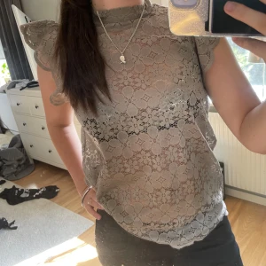 Spets topp - Jätte fin spets topp som jag aldirg andvänt. sitter som en Medium