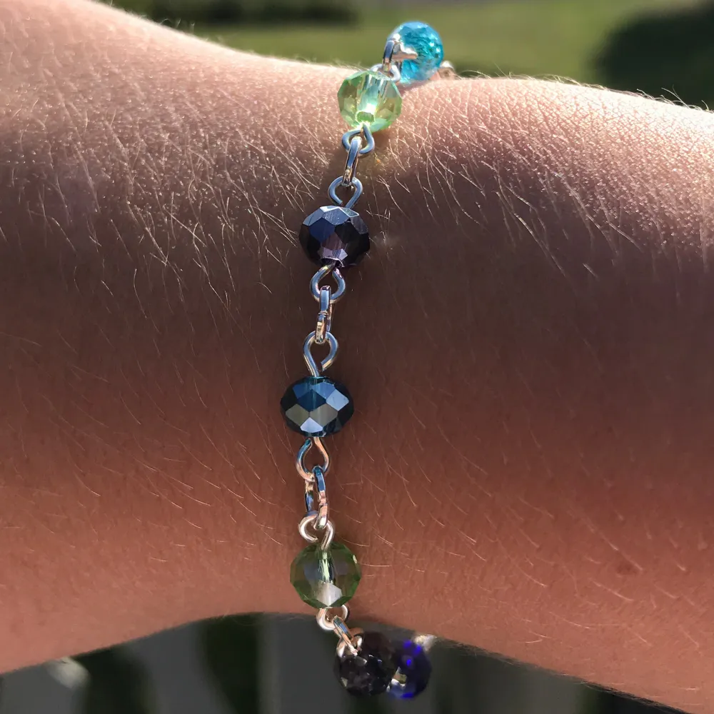 Silverarmband av facetterade glaspärlor. Färger är slumpmässigt valda💙💜💗❤️🧡💛💚Armband:65.     Halsband:120🖤om vissa nyanser/färgskala önskas så kan man välja mellan dessa 🕷🌳🫐☀️🎨. Accessoarer.