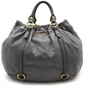 Vintage Miu Miu väska - Material: läder Färg: grå   Tillbehör: inga  Några små normala tecken på användning. Se bilder för detaljer!