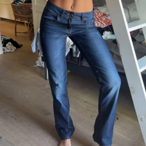 Lågmidjade jeans - Skit snygga lådmidjade jeans💕 Vet tyvärr inte vad det är för märke då jag köpte de här på plick. Passar perfekt nu till hösten!