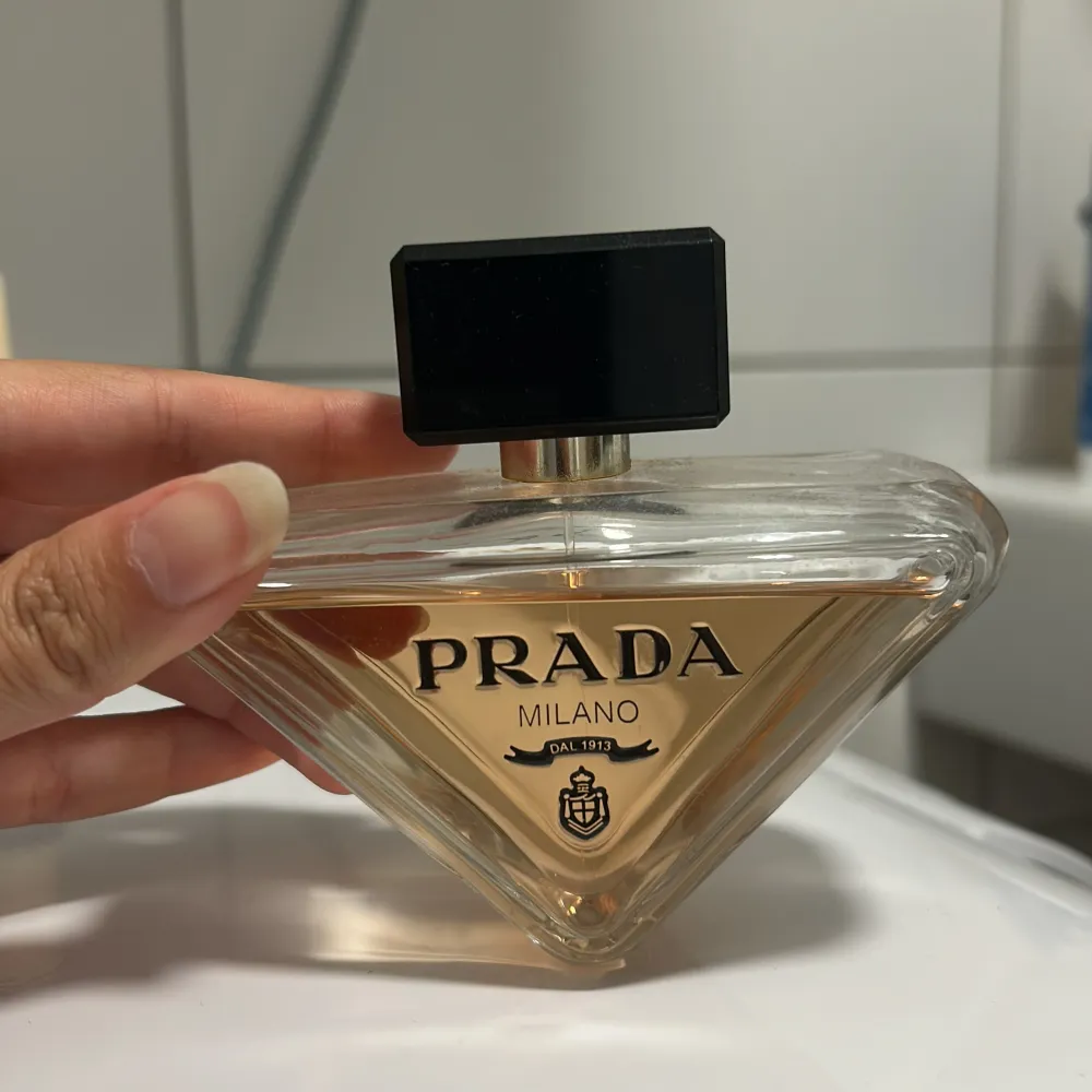 Äkta Prada paradox parfym i 90 ml. Endast använd få gånger så nästan som ny! Halva priset! . Parfym.