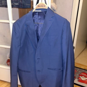 Matinique blå kavaj - En snygg blå kavaj från Matinique. Storlek M, köptes i butik för 1 år sen för 1200kr, använt en gång bara och det var på bröllop efter det aldrig mer.