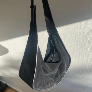 svart axelremsväska 🖤 - Väska i mocka och läder, remmen går att justera. Säljer då den inte kommer till användning ! Köpt second hand 🖤 