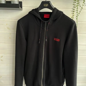 Hugo boss tröja  - Tja säljer min Hugo boss tröja från jonhells Jag har inget kvitto  Men hör gärna av dig om intresse finns  Pris kan diskuteras vid köp