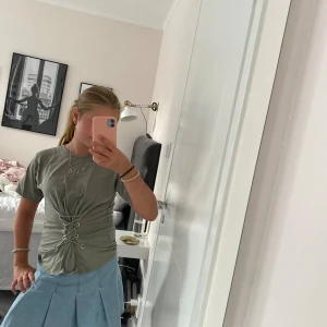 Tröja med snörning🥰 - Assnyggg tröja med snörning den går att spänna åt där bak om man vill ha den tightare den är i nyskick🥰