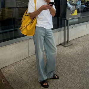 Totême jeans - Säljer mina såå snygga baggy toteme jeans som jag köpte förra året, har typ använt 3 gånger så de är i jättefint skick! Org pris 2500, mitt pris: 500!